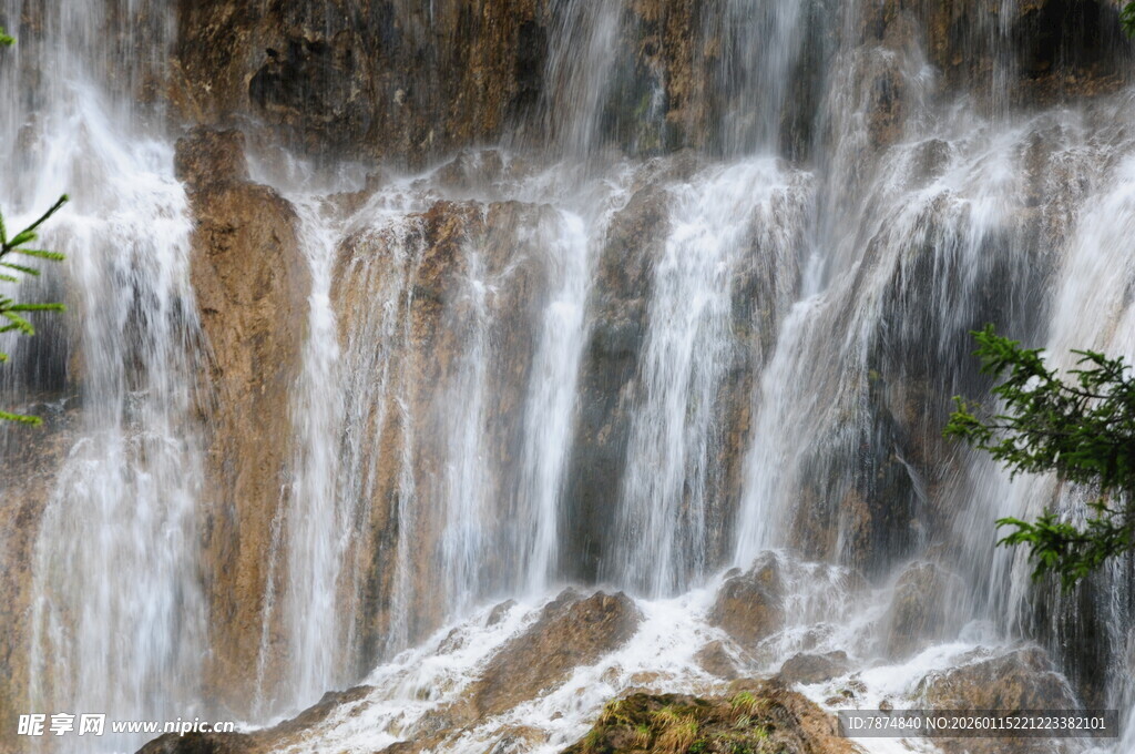 山间瀑布美景