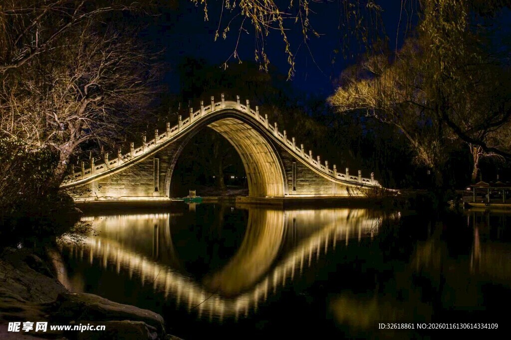 夜下拱桥美景倒映湖面