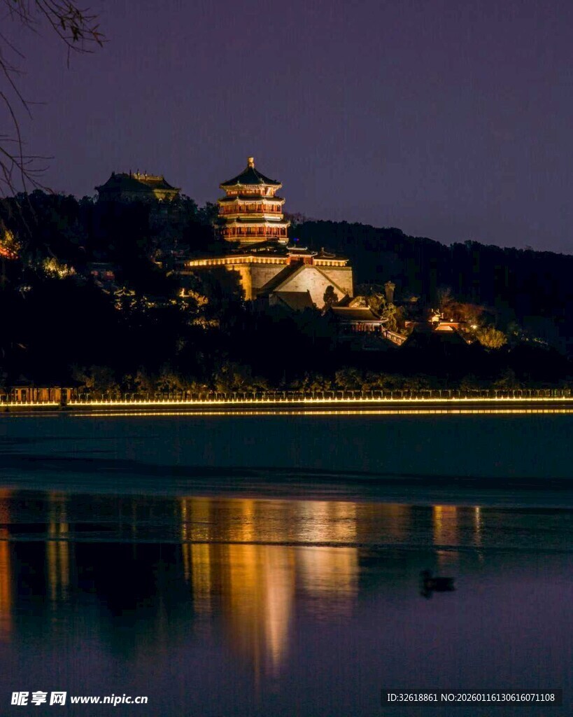 颐和园湖畔古建夜景璀璨迷人