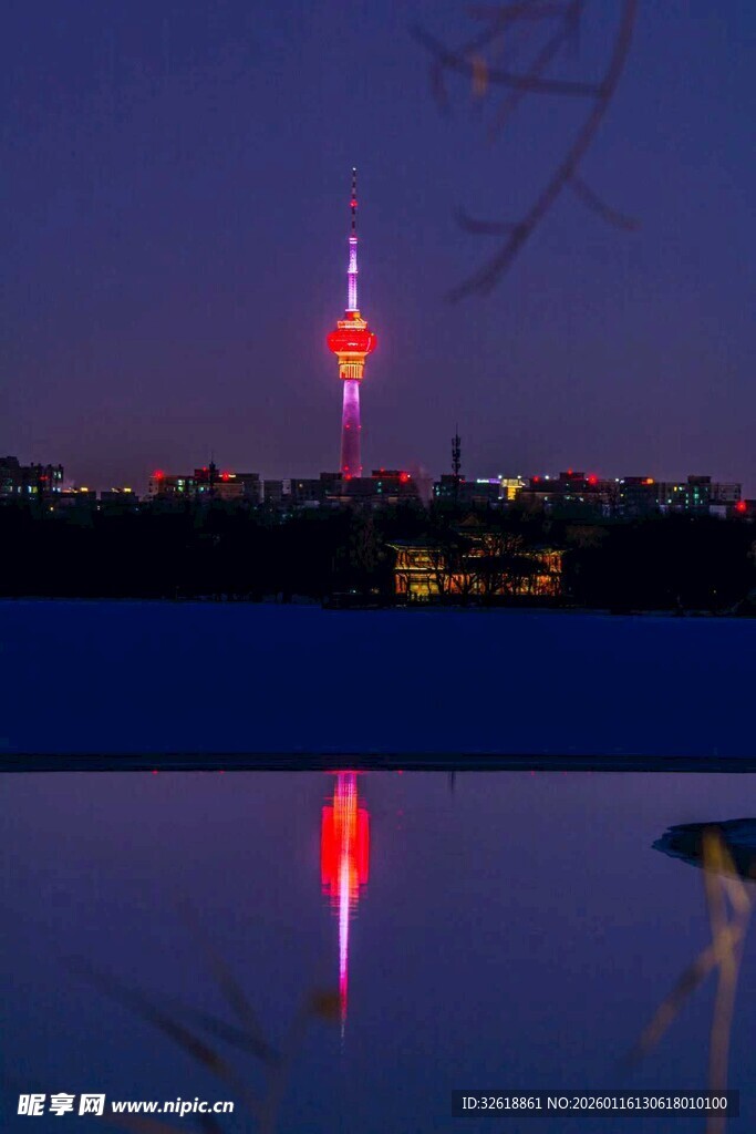 夜幕下的高塔倒影美景