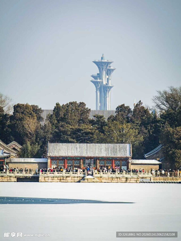 颐和园湖畔建筑与远处雕塑景观
