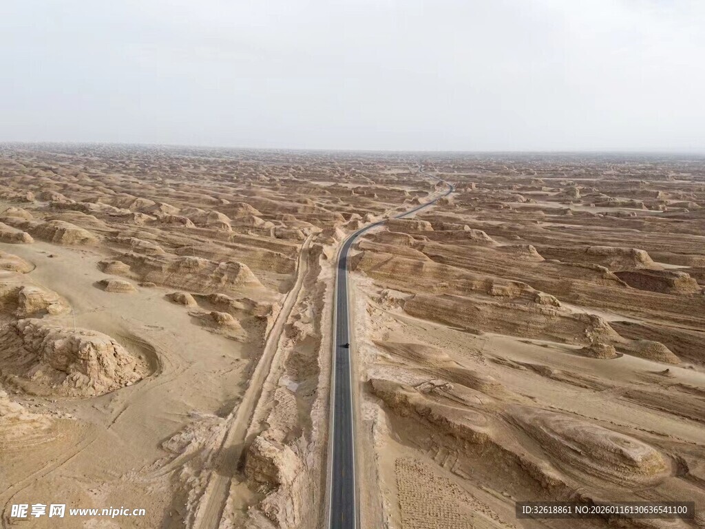 沙漠中的笔直公路