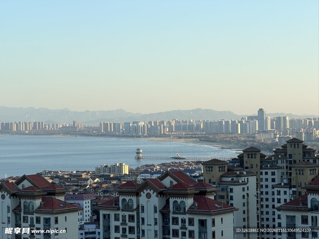烟台城市海景与建筑群风光