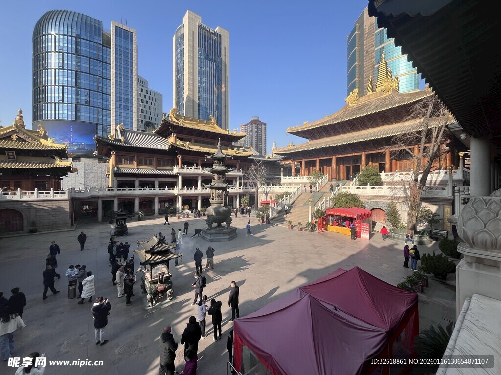 上海古建广场人潮与现代高楼