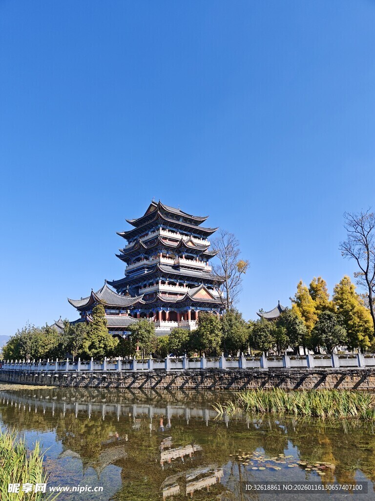 云南永昌阁湖畔古楼美景