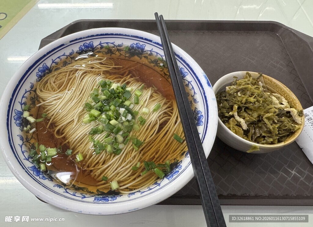 传统美味面条配爽口小菜