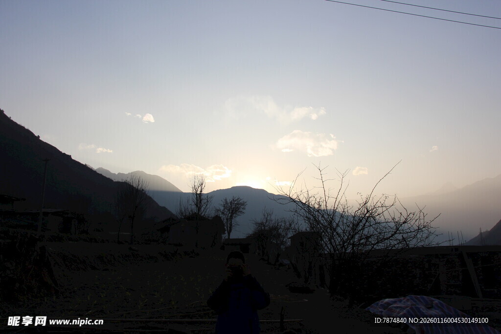 黄昏山间景象
