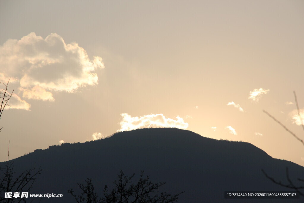 夕阳下的山峦剪影