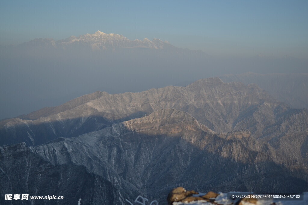 雪山晨曦美景