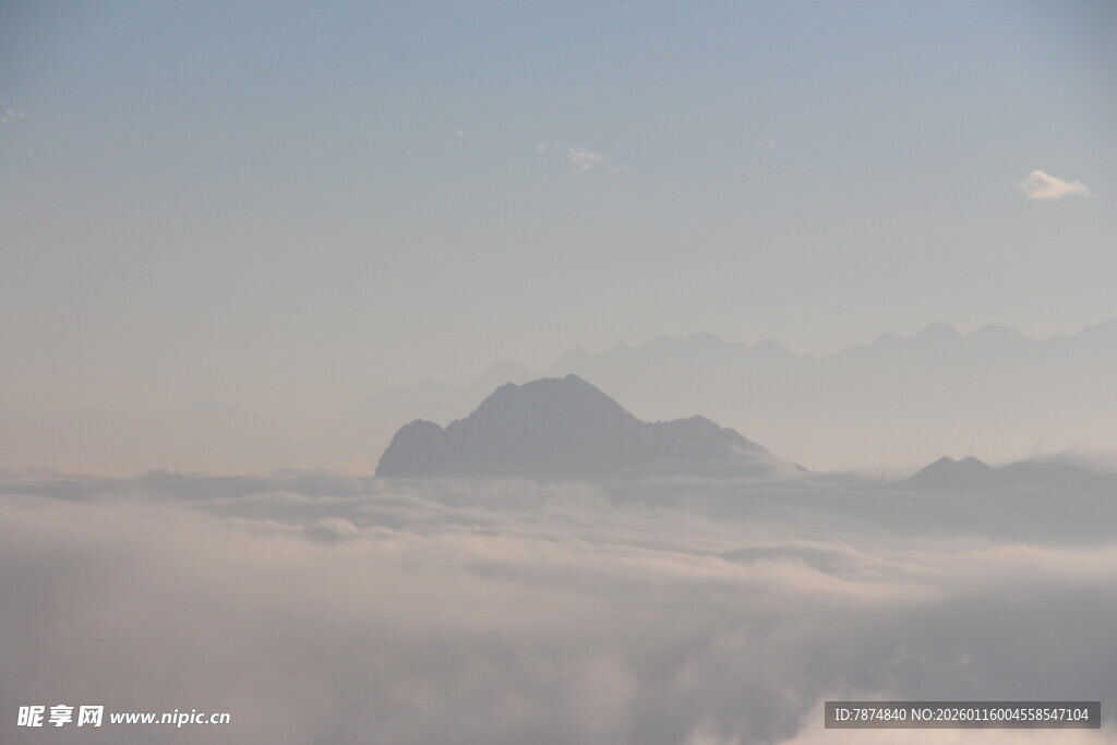 云海中的远山美景