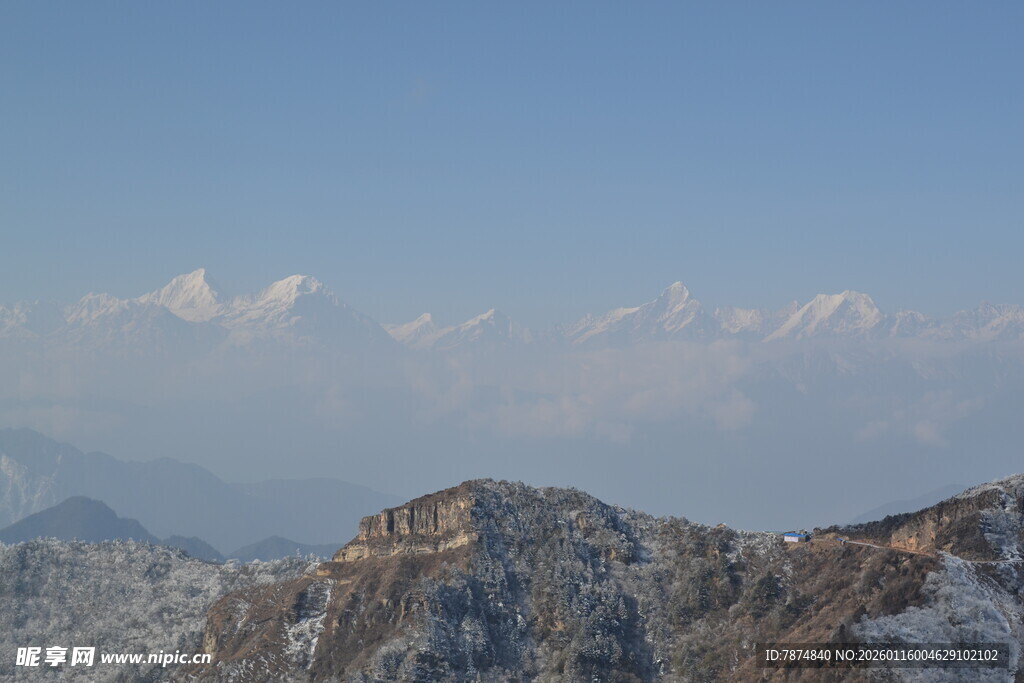 雪覆山峦美景