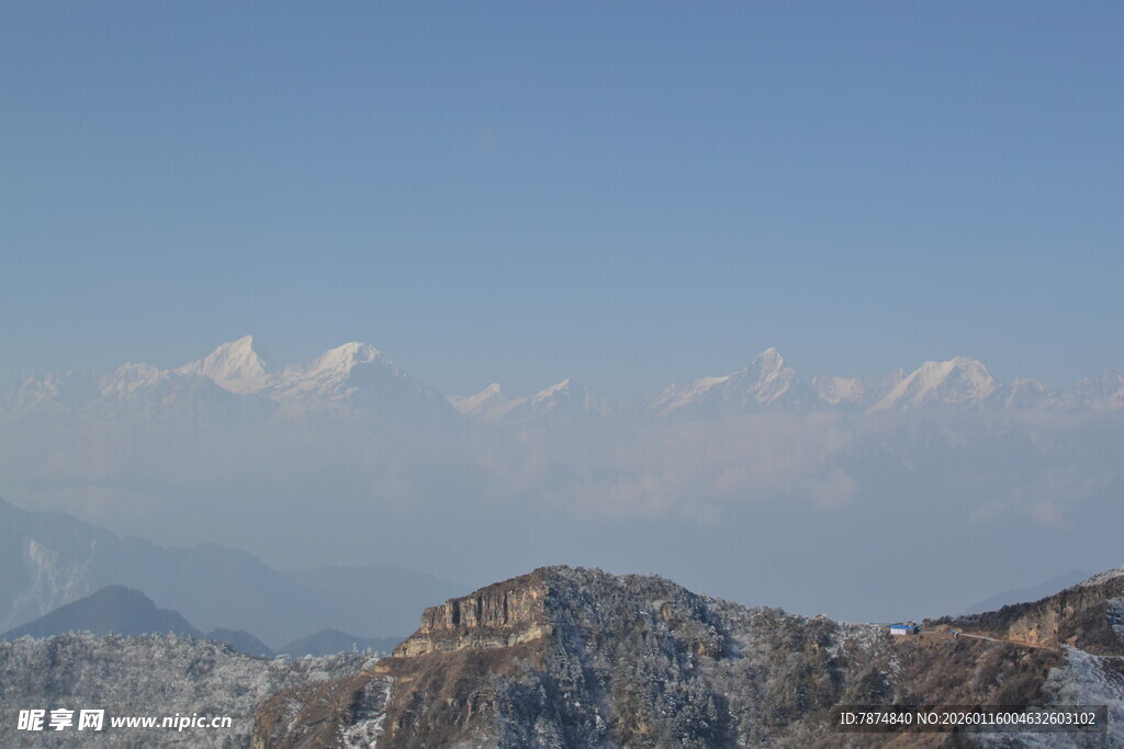 雪山远景壮丽风光