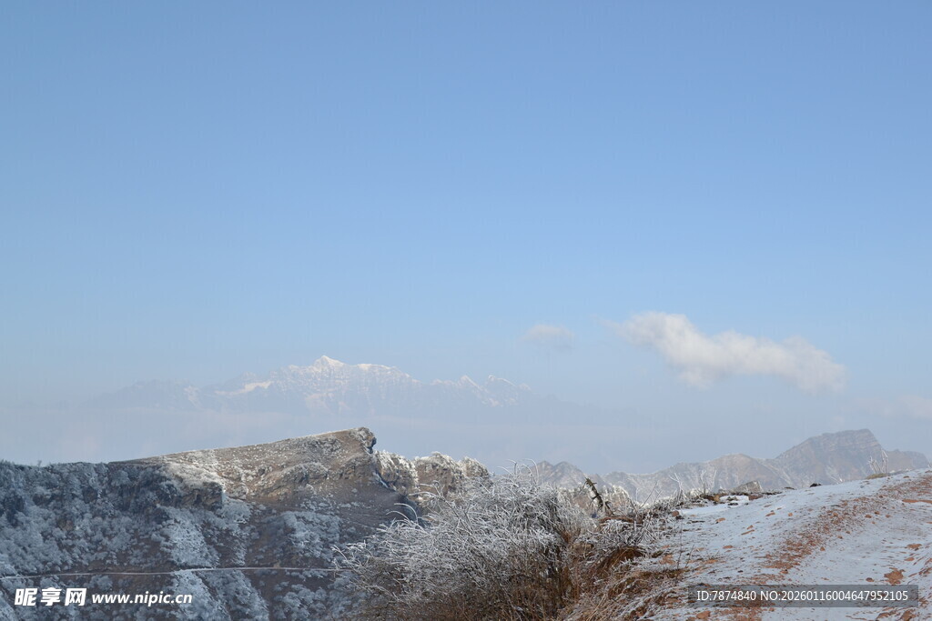 冬日雪景中的山峦与道路