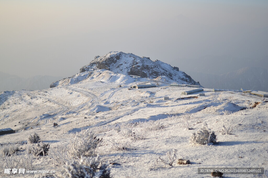 雪覆山丘的冬日美景
