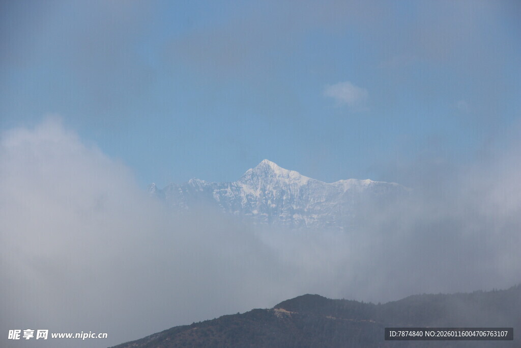 云雾缭绕中的雪山美景