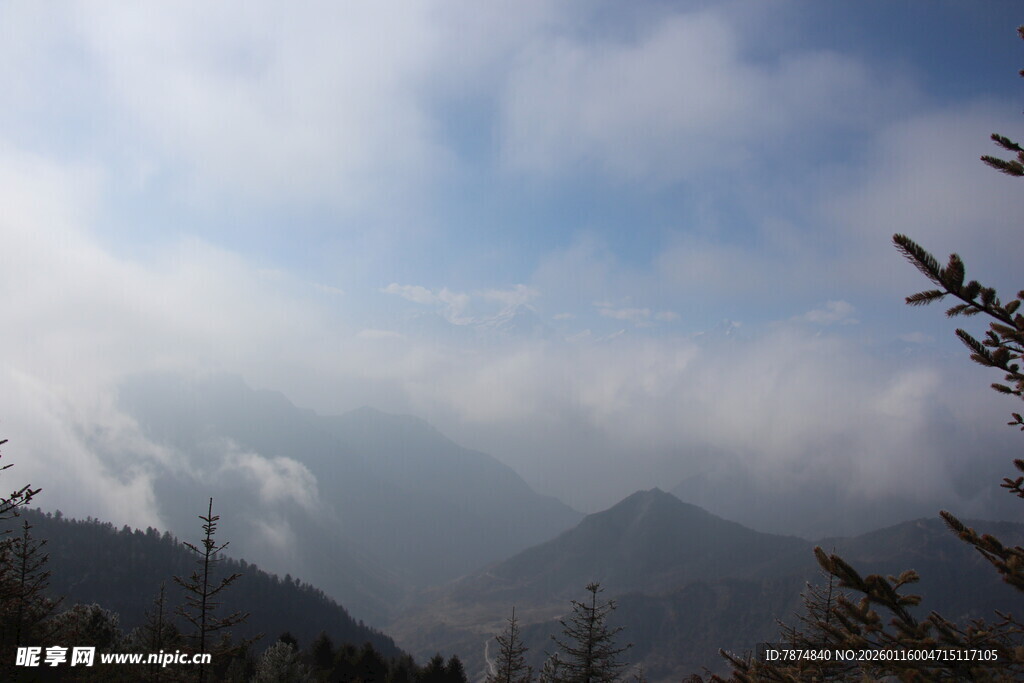 山间云雾缭绕的壮美景色