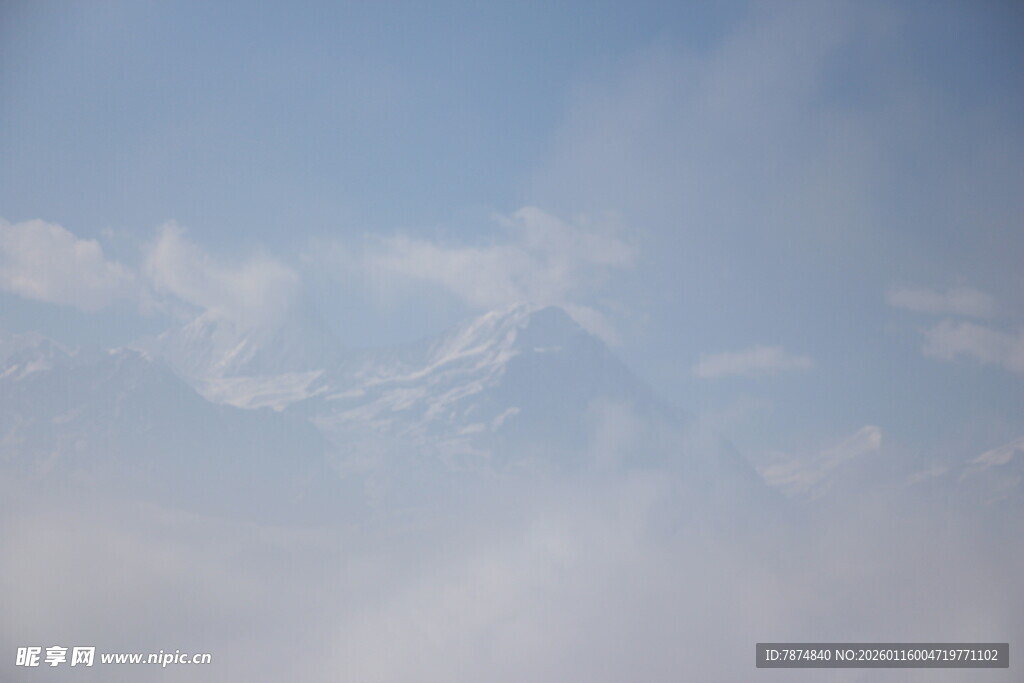 云雾缭绕中的朦胧山峰