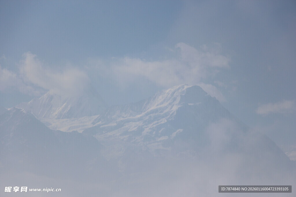 云雾缭绕中的雪山美景