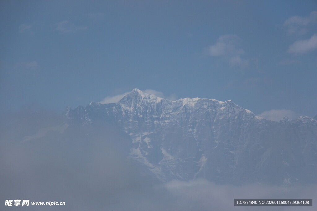 云雾中的雪山美景