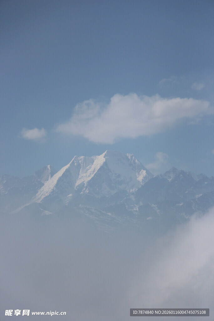 云雾缭绕中的雪山美景