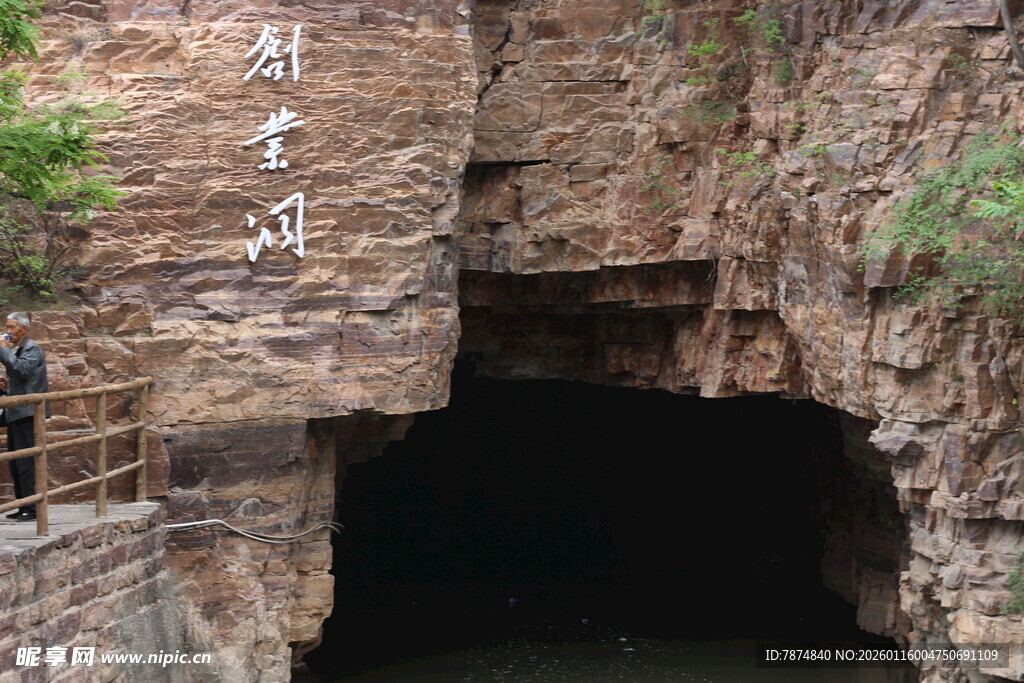 山间深邃洞穴入口景观