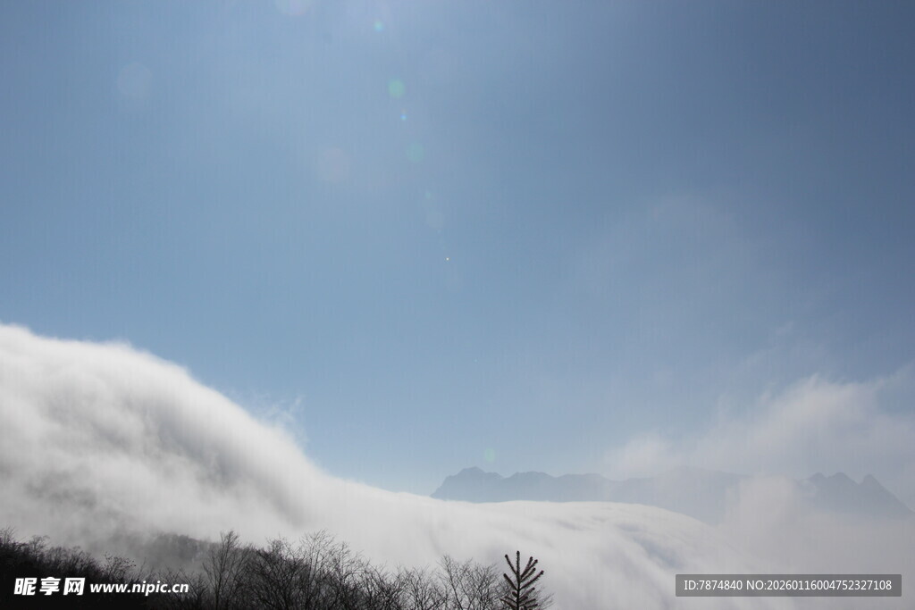 山间云海蓝天美景
