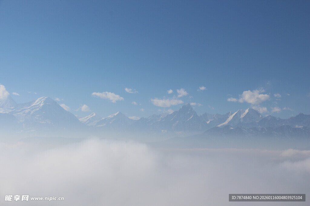 云海之上的壮丽雪山景观