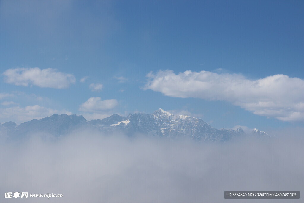 云海之上的远山美景
