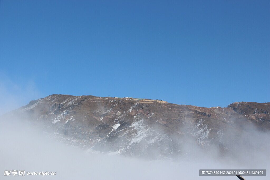 云雾缭绕的壮丽山峰