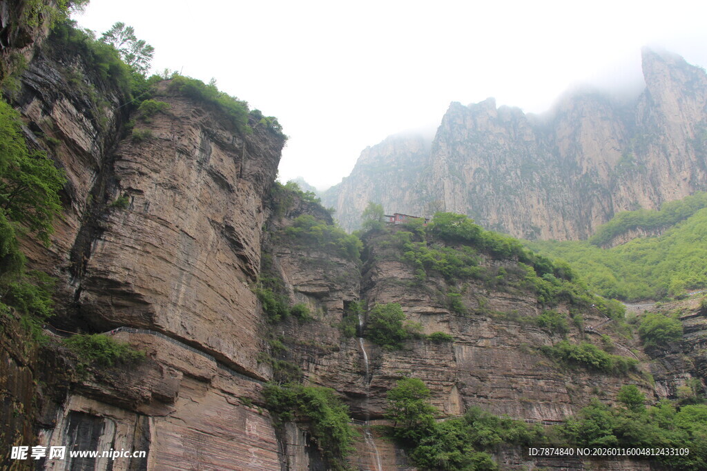 壮丽山壁景观 绿意点缀