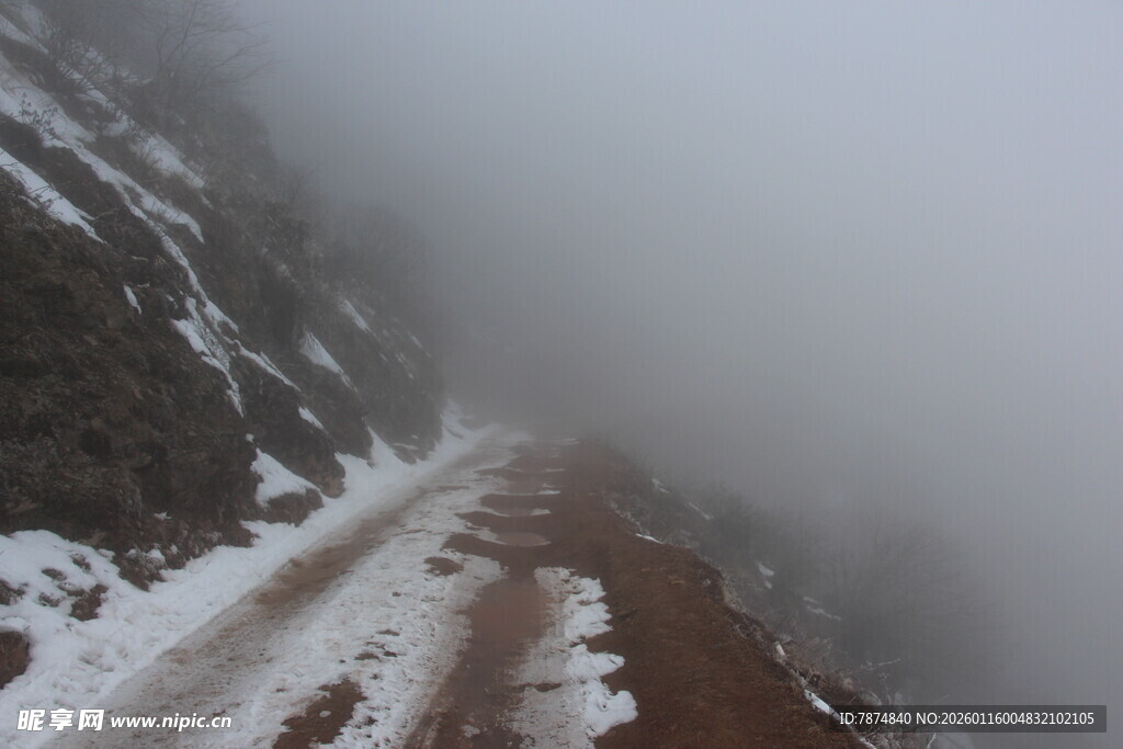 雪雾中的蜿蜒山路