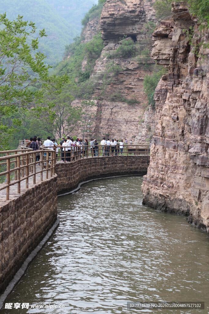 山间河道旁的公路景观
