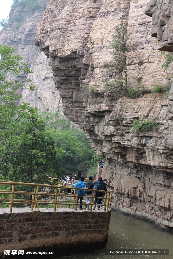 峡谷栈道上的游客风景
