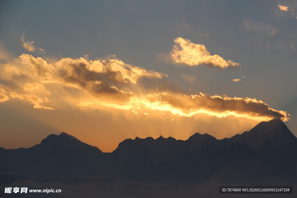 夕阳下的壮丽山峦