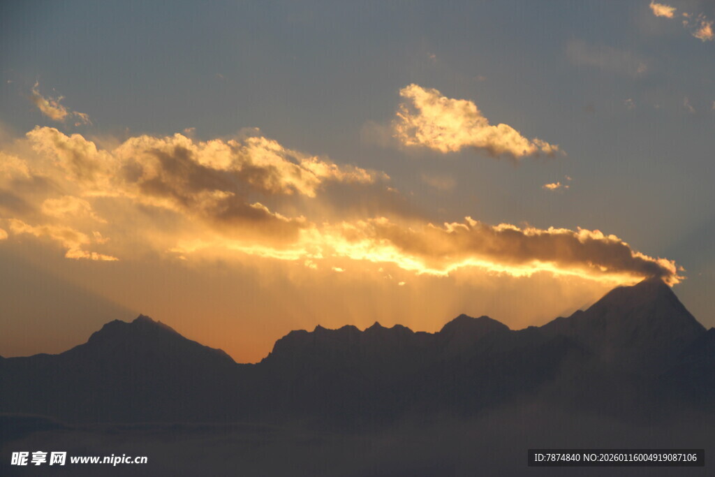 夕阳下的壮丽山峦景色