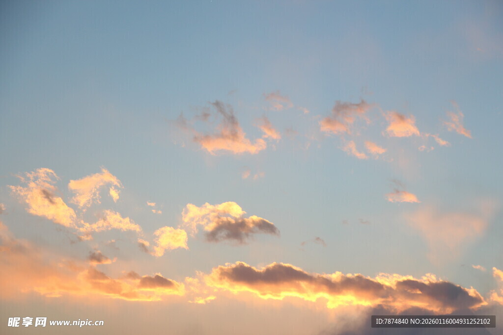 夕阳下的绚烂天空