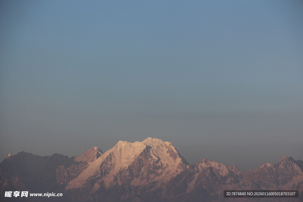 夕阳下的壮丽雪山