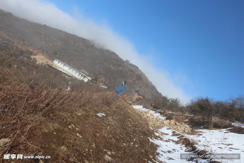 山间雪后景色