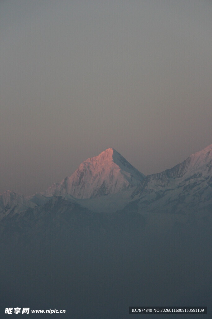 日出映红的巍峨雪山