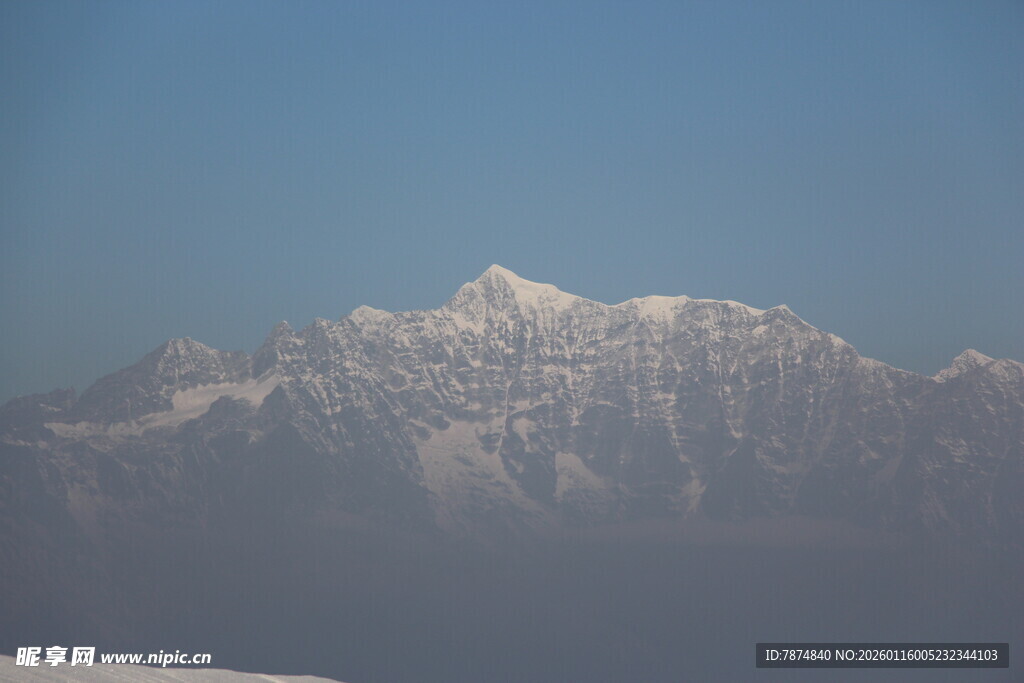 巍峨雪山 蓝天映衬之景