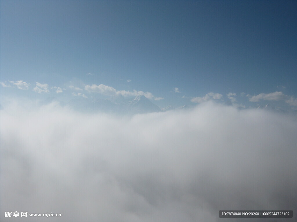 云海之上的蓝天美景