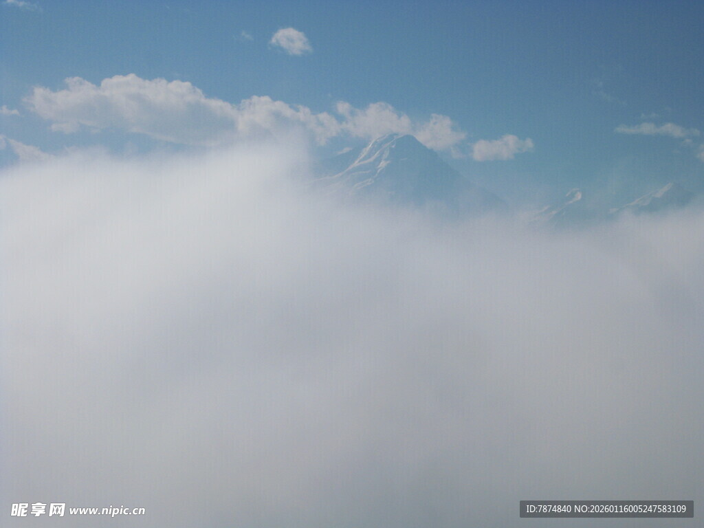 云海之上的蓝天美景