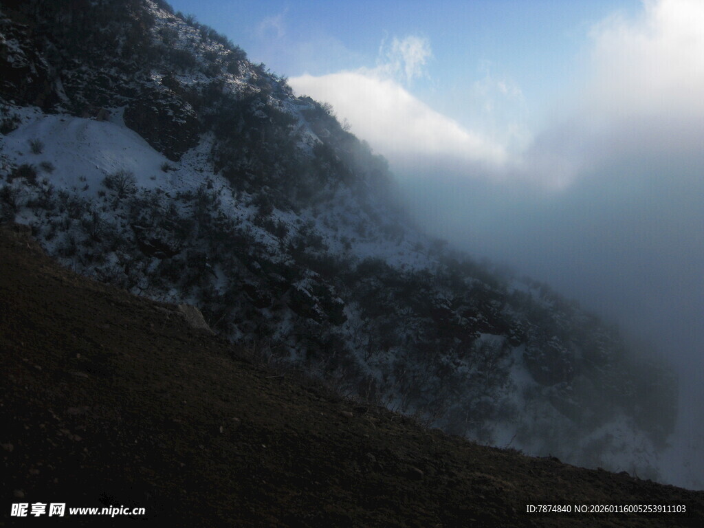 云雾缭绕的雪山美景