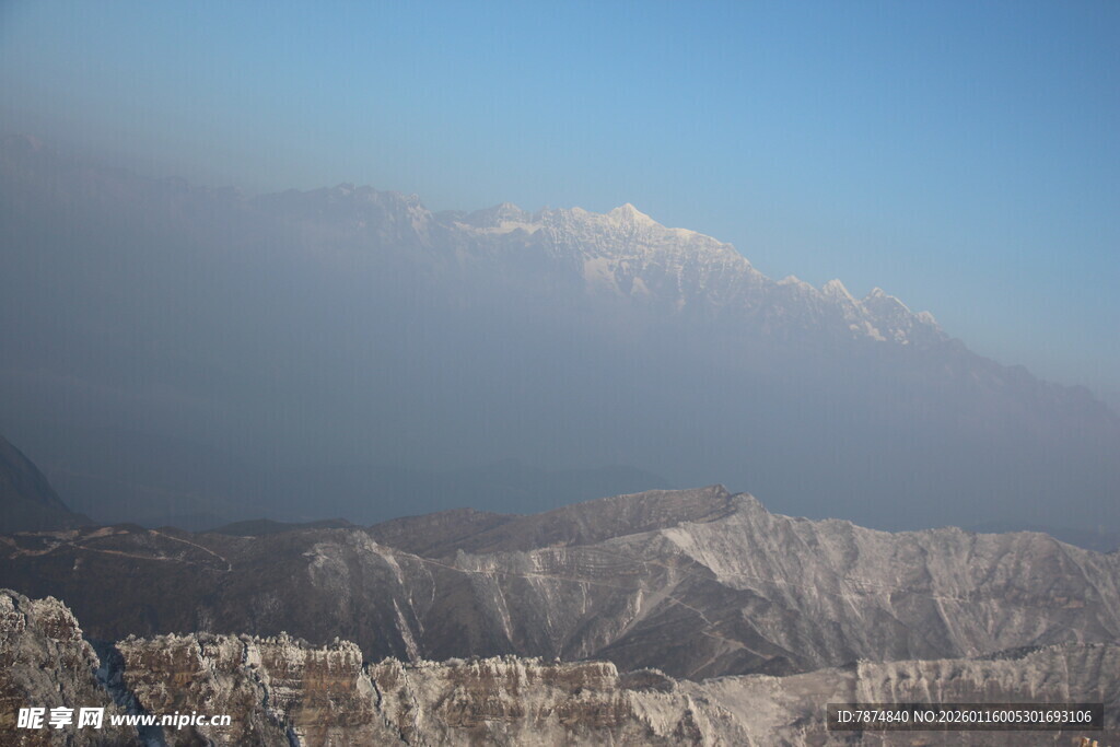 远山雪景 壮丽自然景观