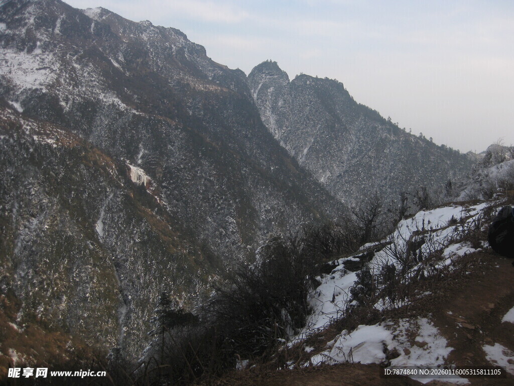 雪山峻岭风景图