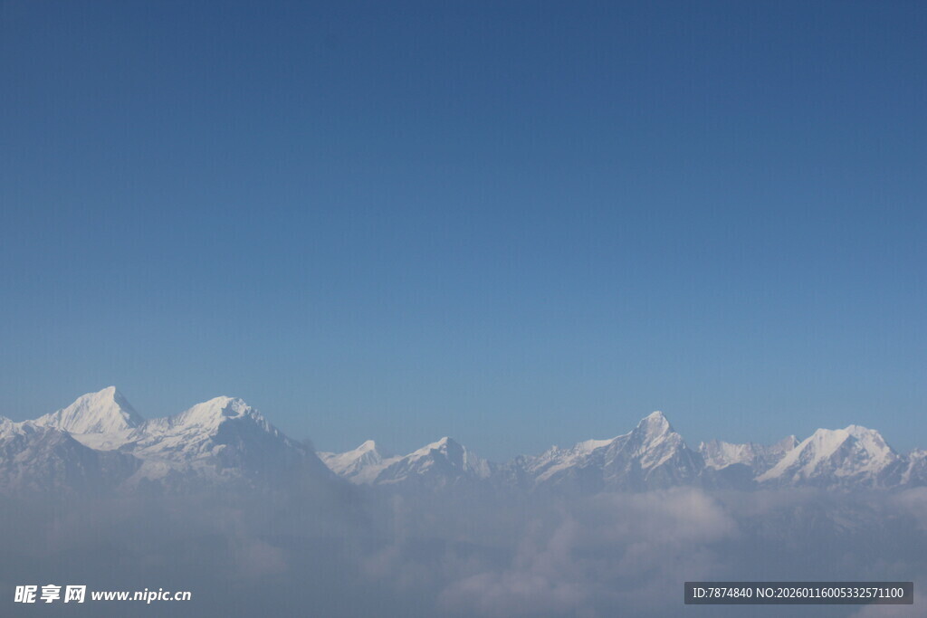 雪山云海蓝天壮丽景观