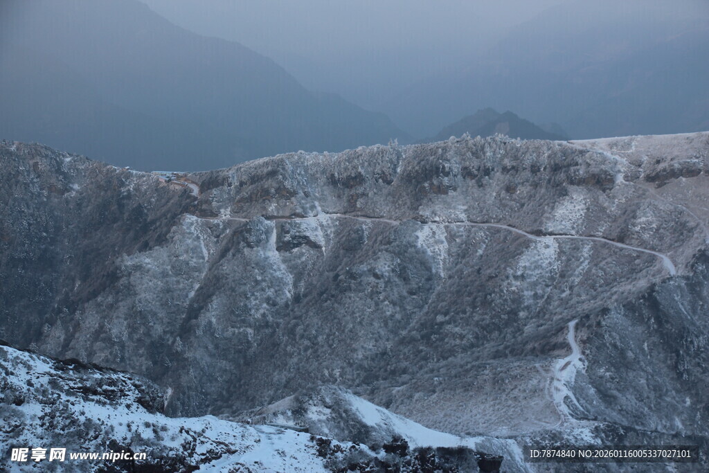冬日雪山壮丽景观