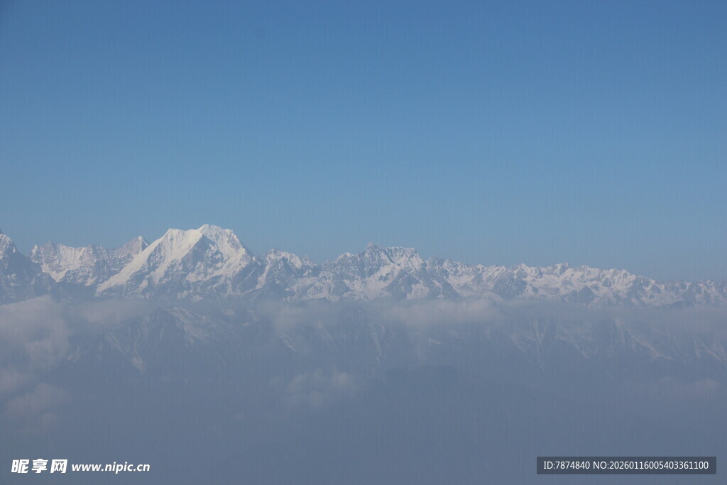 雪山远景 蓝天映衬壮丽景观