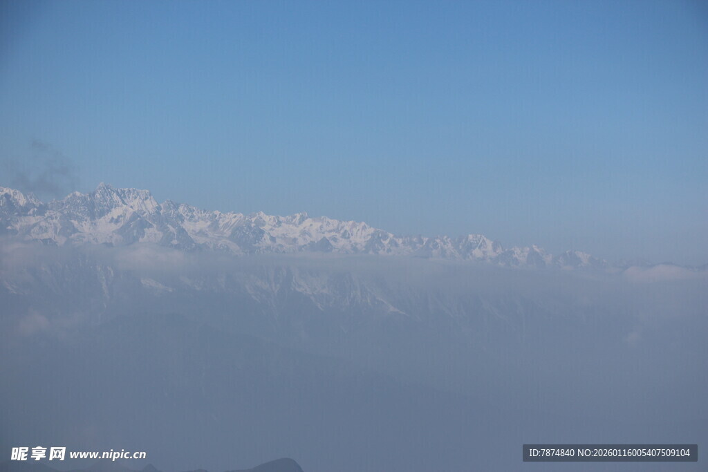 雪山远景