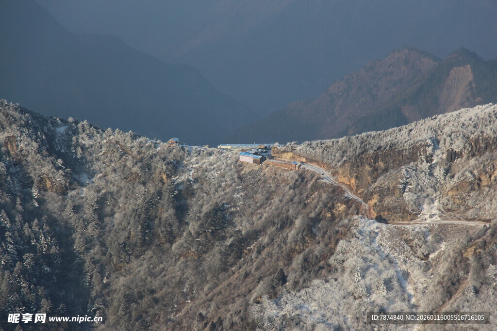 雪山蜿蜒公路壮丽景观